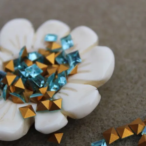 10 cabochons carrés swarovski 4 mm aquamarine (4401)