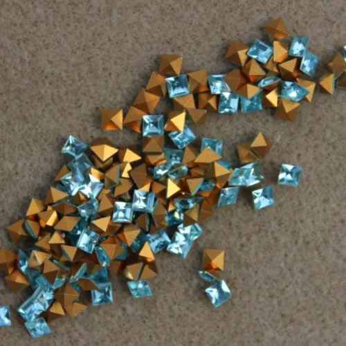 10 cabochons carrés swarovski 4 mm aquamarine (4401)