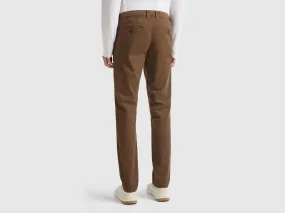 Chino slim couleur café