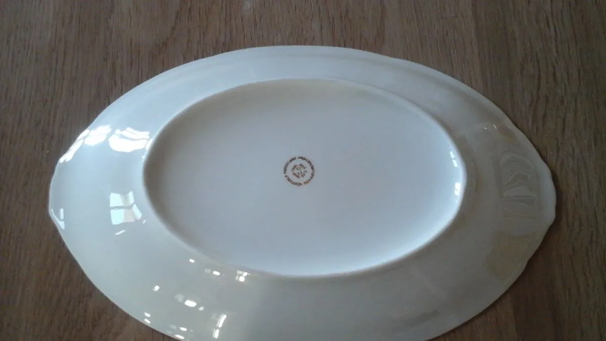 Plat ovale en porcelaine