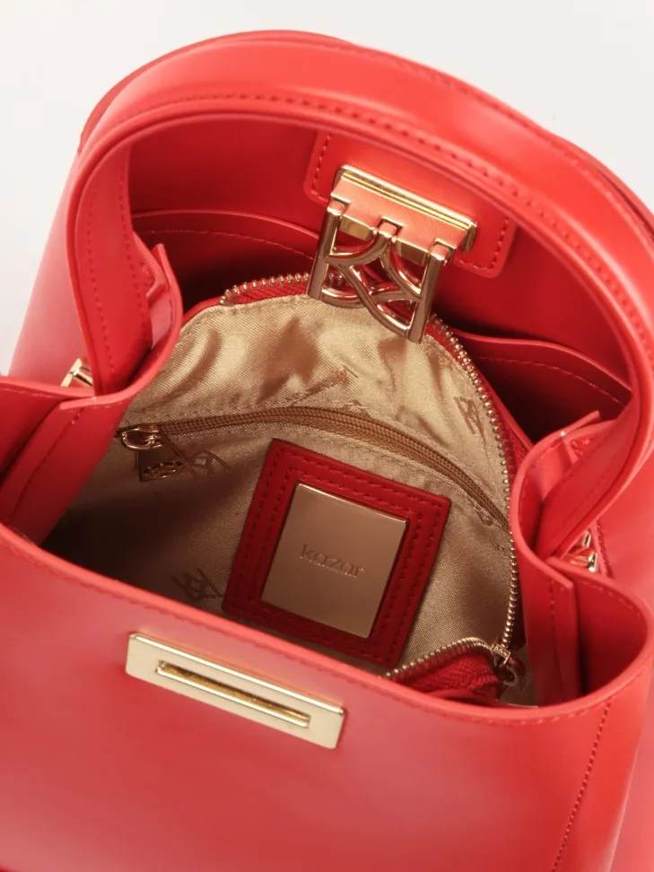 Sac rouge avec une grande fermeture