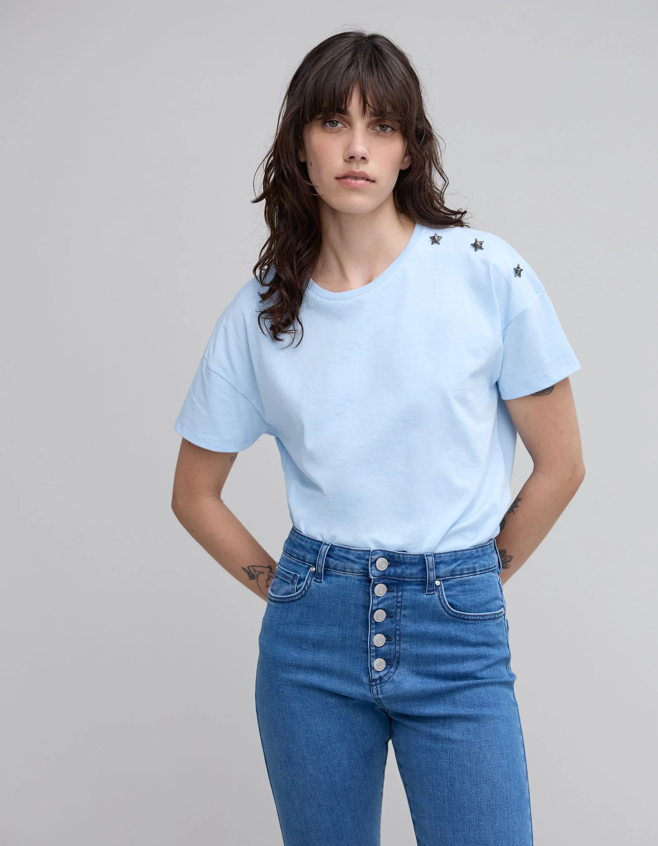 Tee-shirt femme bleu ciel bijoux épaule
