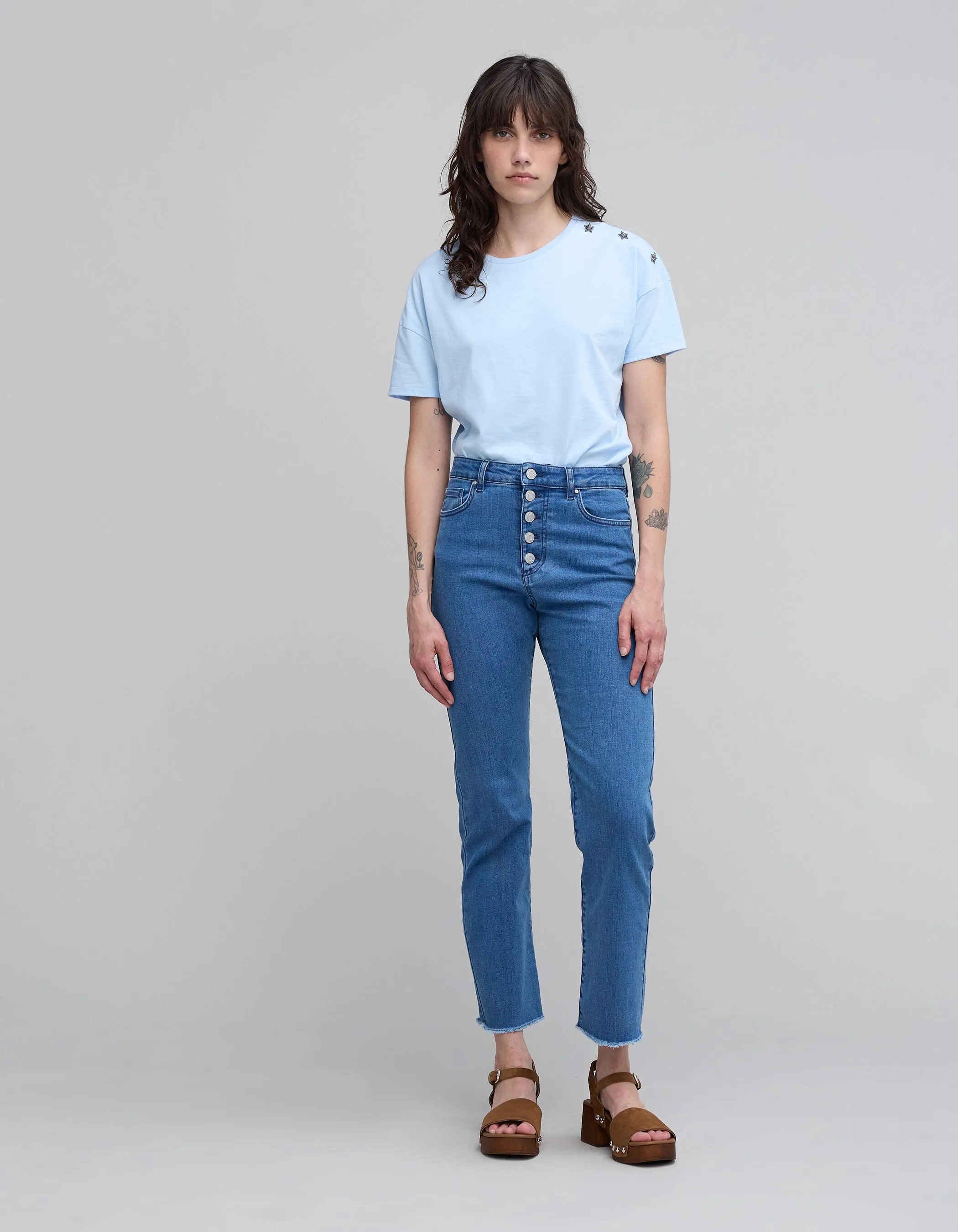 Tee-shirt femme bleu ciel bijoux épaule